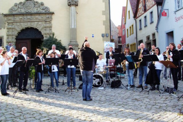 45 Sulzfeld am Main_Brassband vor dem Rathaus